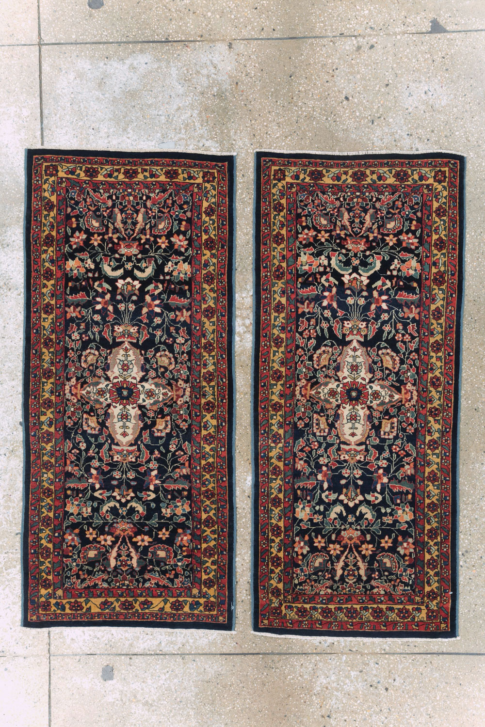 Antique Persian Sarouk Fereghan Throw Rug (Pair: 2 of 2), No.16997 - Galerie Shabab