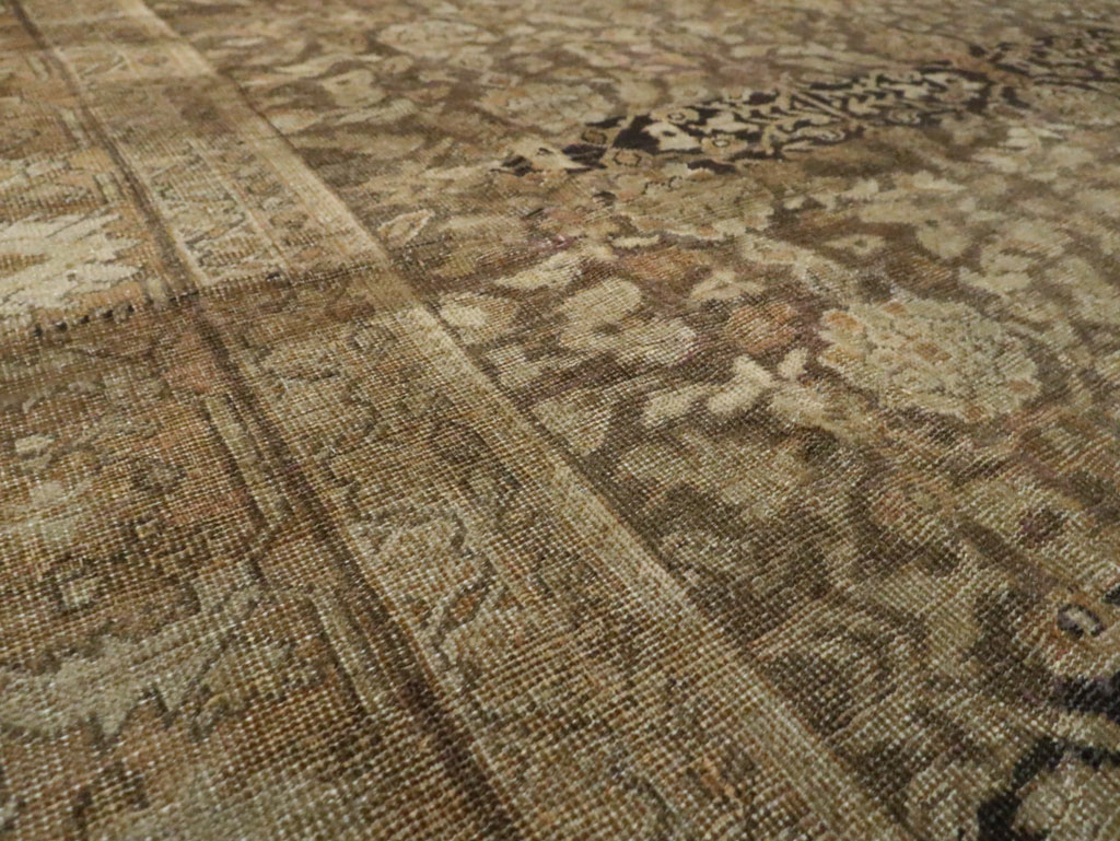 Antique Persian Mahal Distressed Carpet, No.17103 - Galerie Shabab