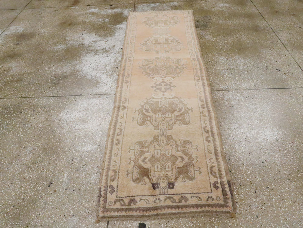 Vintage Turkish Oushak Runner, No.17330 - Galerie Shabab