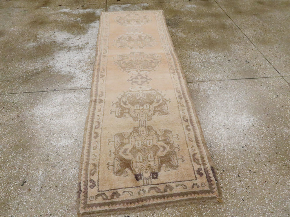 Vintage Turkish Oushak Runner, No.17330 - Galerie Shabab