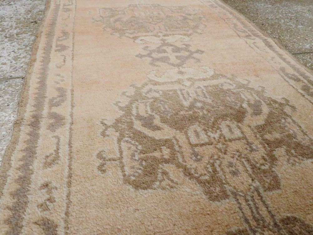 Vintage Turkish Oushak Runner, No.17330 - Galerie Shabab