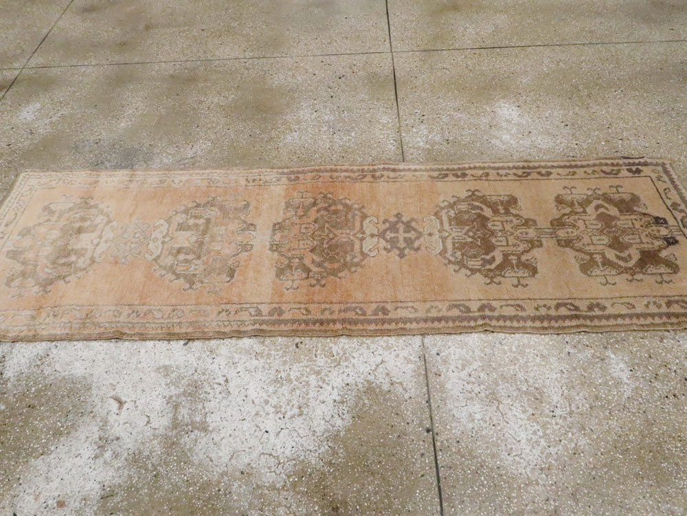 Vintage Turkish Oushak Runner, No.17330 - Galerie Shabab