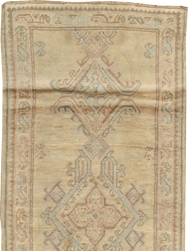 Antique Turkish Oushak Runner, No.17555 - Galerie Shabab