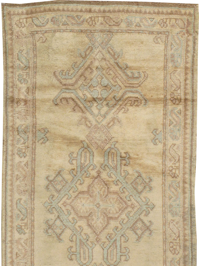 Antique Turkish Oushak Runner, No.17555 - Galerie Shabab