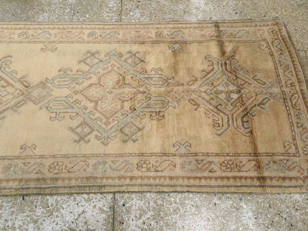 Antique Turkish Oushak Runner, No.17555 - Galerie Shabab