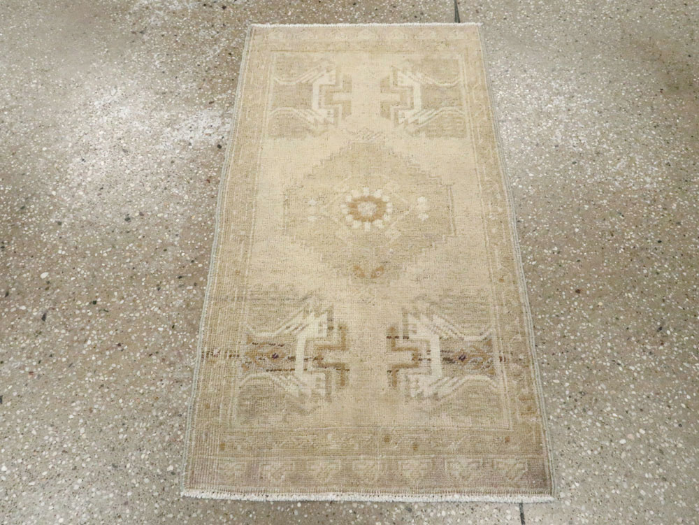 Antique Turkish Oushak Rug, No.17682 - Galerie Shabab