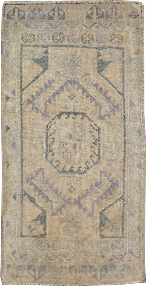 Antique Oushak Rug, No.17688 - Galerie Shabab