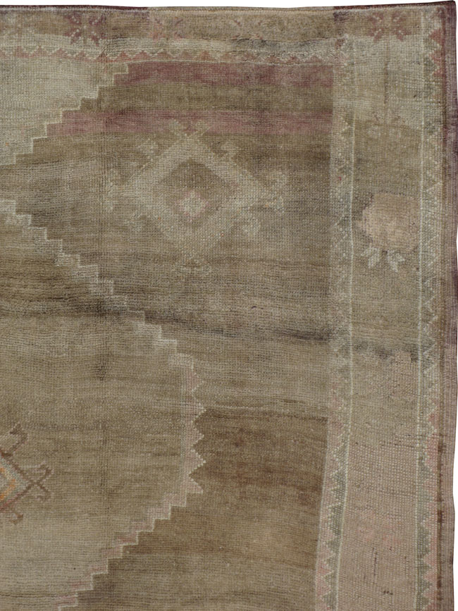 Vintage Oushak Carpet, No.18115 - Galerie Shabab