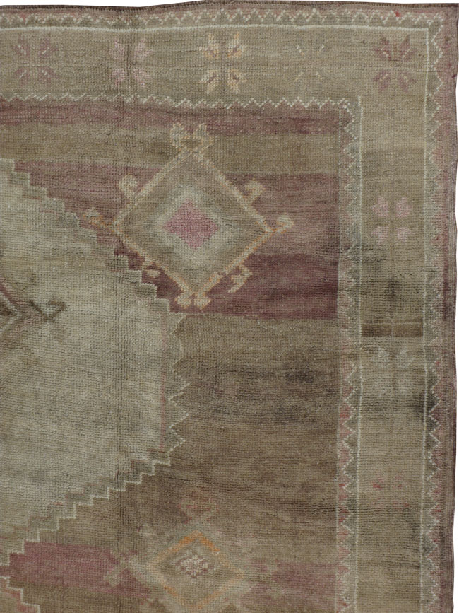 Vintage Oushak Carpet, No.18115 - Galerie Shabab