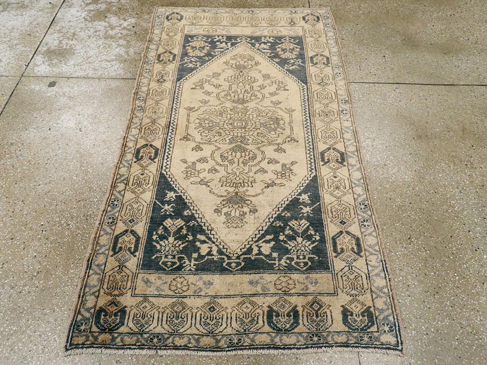 Antique Turkish Oushak Rug, No.18311 - Galerie Shabab