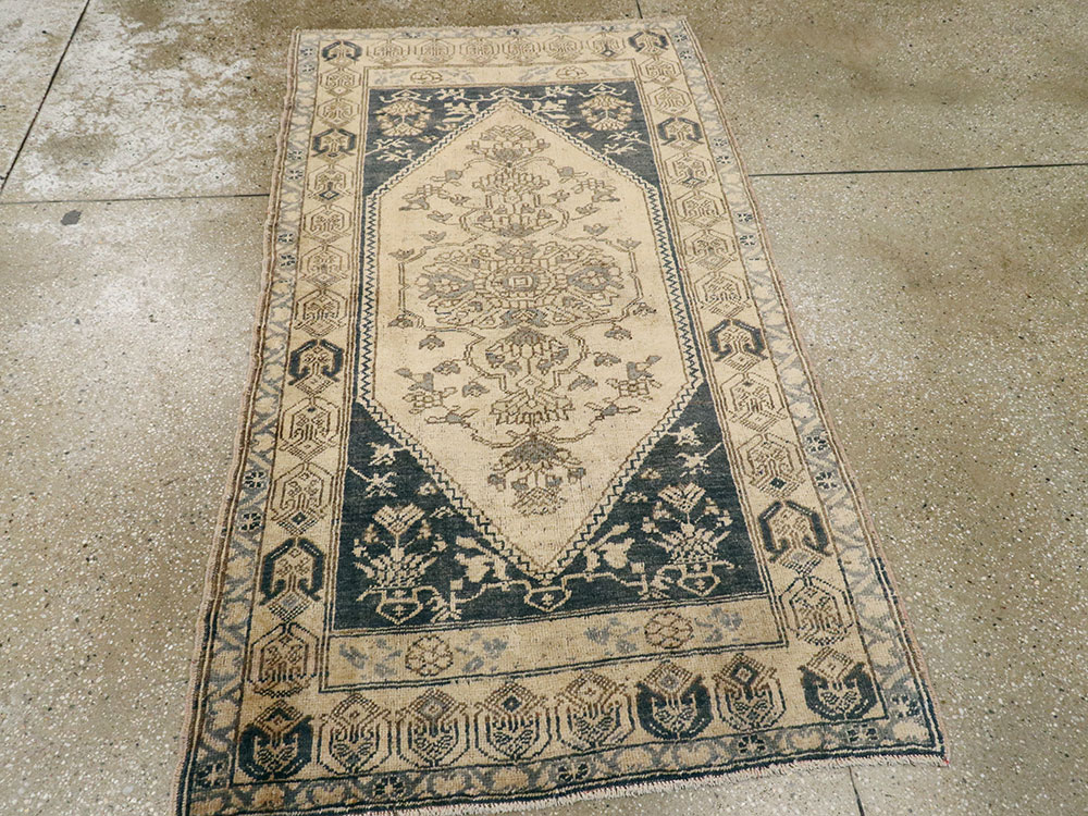 Antique Turkish Oushak Rug, No.18311 - Galerie Shabab