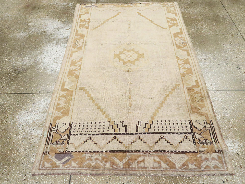 Vintage Turkish Oushak Rug, No.18314 - Galerie Shabab