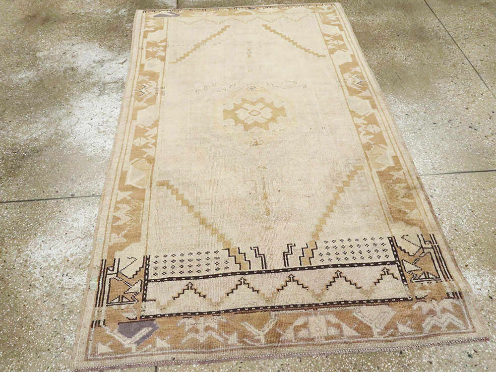 Vintage Turkish Oushak Rug, No.18314 - Galerie Shabab