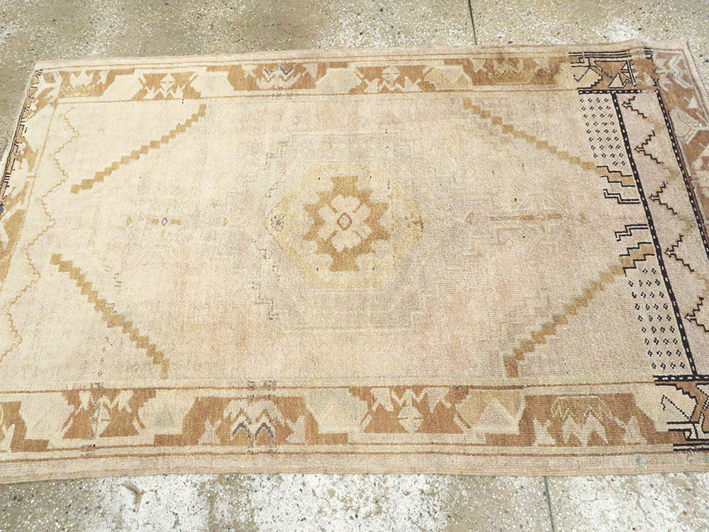 Vintage Turkish Oushak Rug, No.18314 - Galerie Shabab