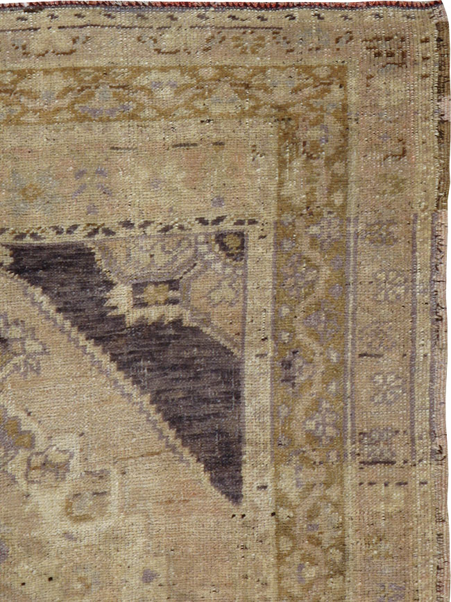 Antique Oushak Rug, No.18317 - Galerie Shabab