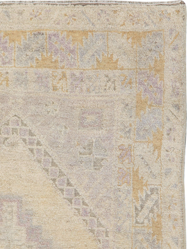 Vintage Turkish Oushak Rug, No.18319 - Galerie Shabab