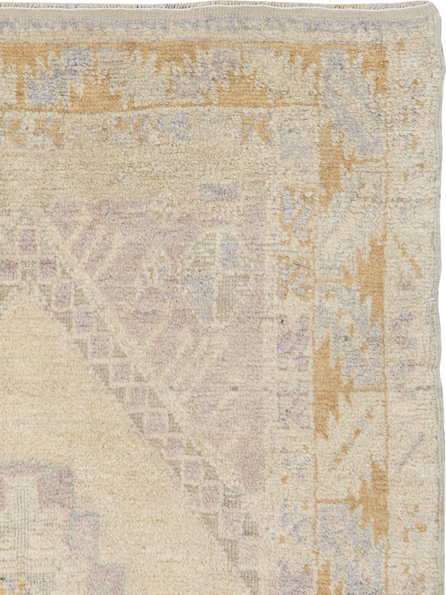 Vintage Turkish Oushak Rug, No.18319 - Galerie Shabab