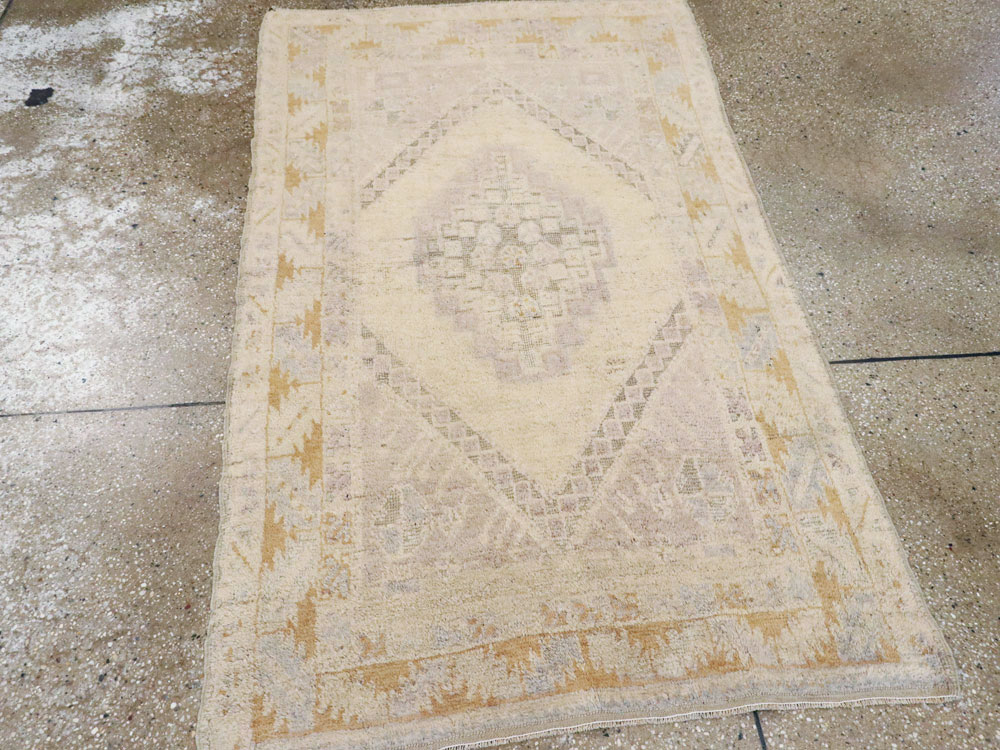 Vintage Turkish Oushak Rug, No.18319 - Galerie Shabab