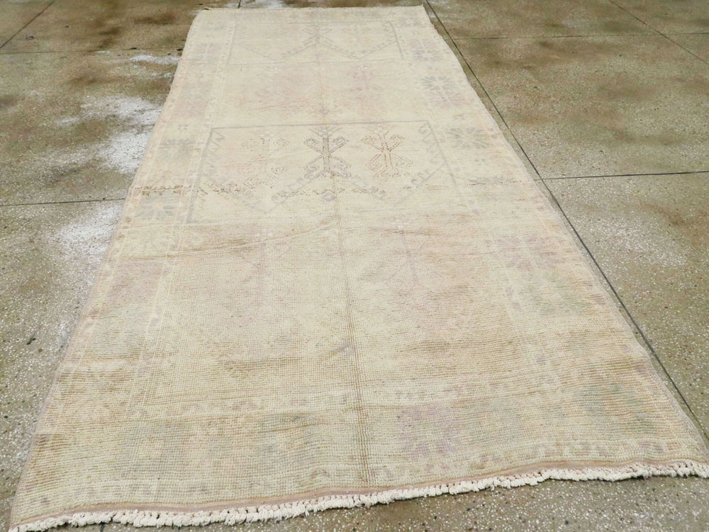 Vintage Turkish Oushak Rug, No.18326 - Galerie Shabab