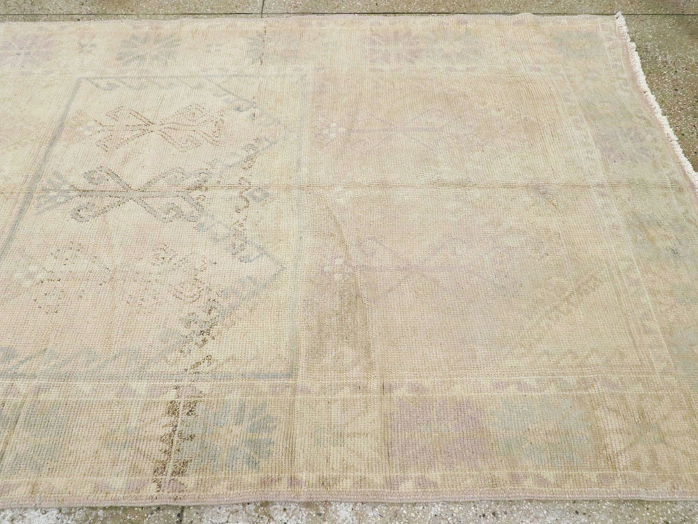 Vintage Turkish Oushak Rug, No.18326 - Galerie Shabab