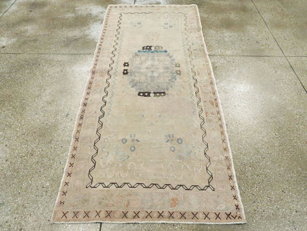 Vintage Turkish Anatolian Runner, No.18330 - Galerie Shabab