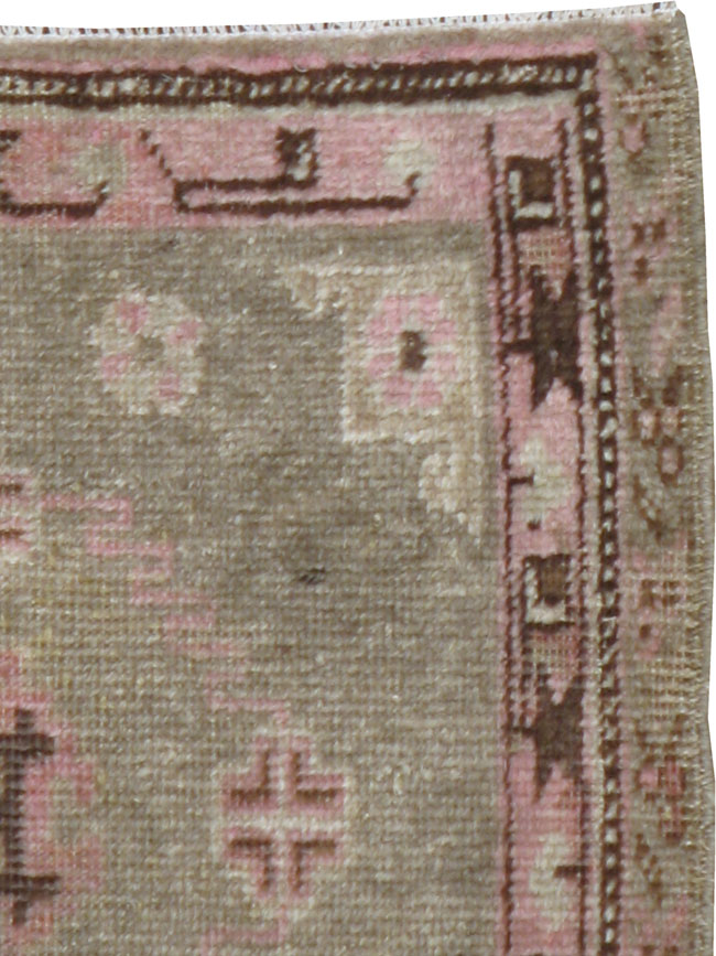 Antique Khotan Rug, No.18366 - Galerie Shabab