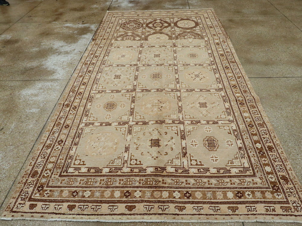 Vintage East Turkestan Khotan Carpet, No.18368 - Galerie Shabab