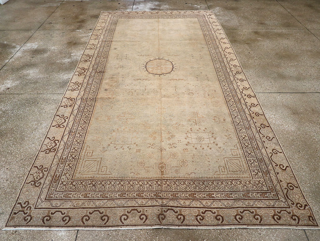 Vintage East Turkestan Khotan Carpet, No.18411 - Galerie Shabab