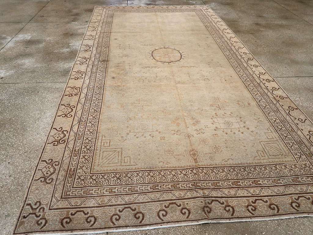 Vintage East Turkestan Khotan Carpet, No.18411 - Galerie Shabab