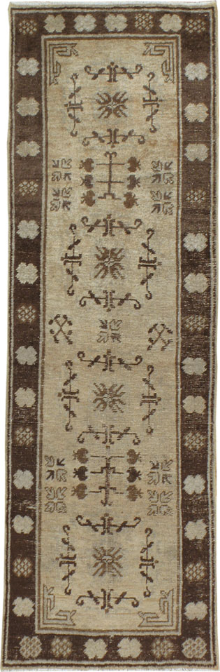 Antique Khotan Runner, No.18422 - Galerie Shabab
