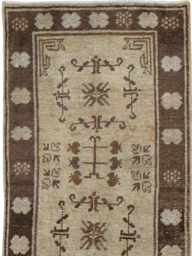 Antique Khotan Runner, No.18422 - Galerie Shabab