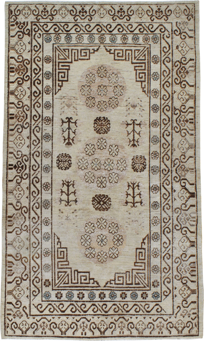 A Khotan Carpet, No.18436 - Galerie Shabab