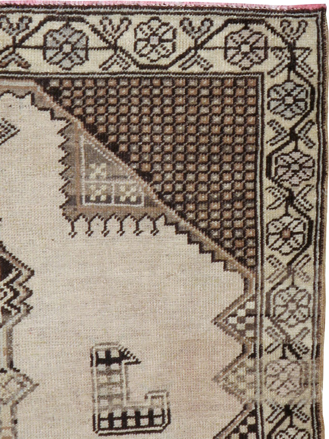 Vintage Oushak Rug, No.18603 - Galerie Shabab