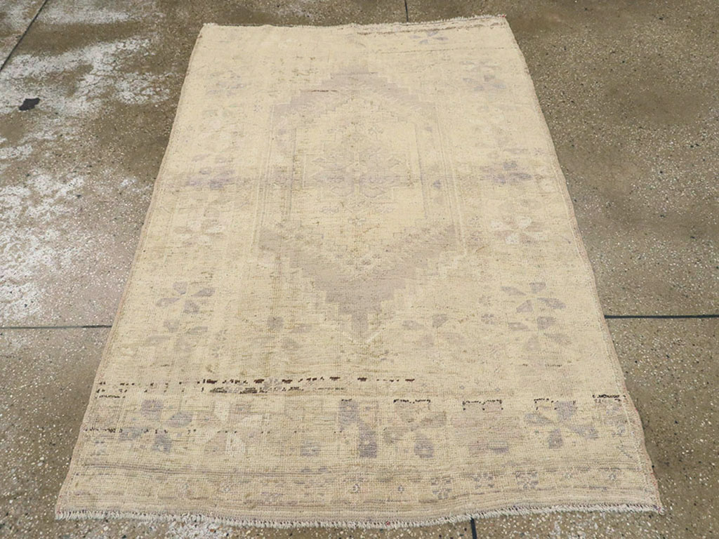 Vintage Turkish Oushak Rug, No.18606 - Galerie Shabab