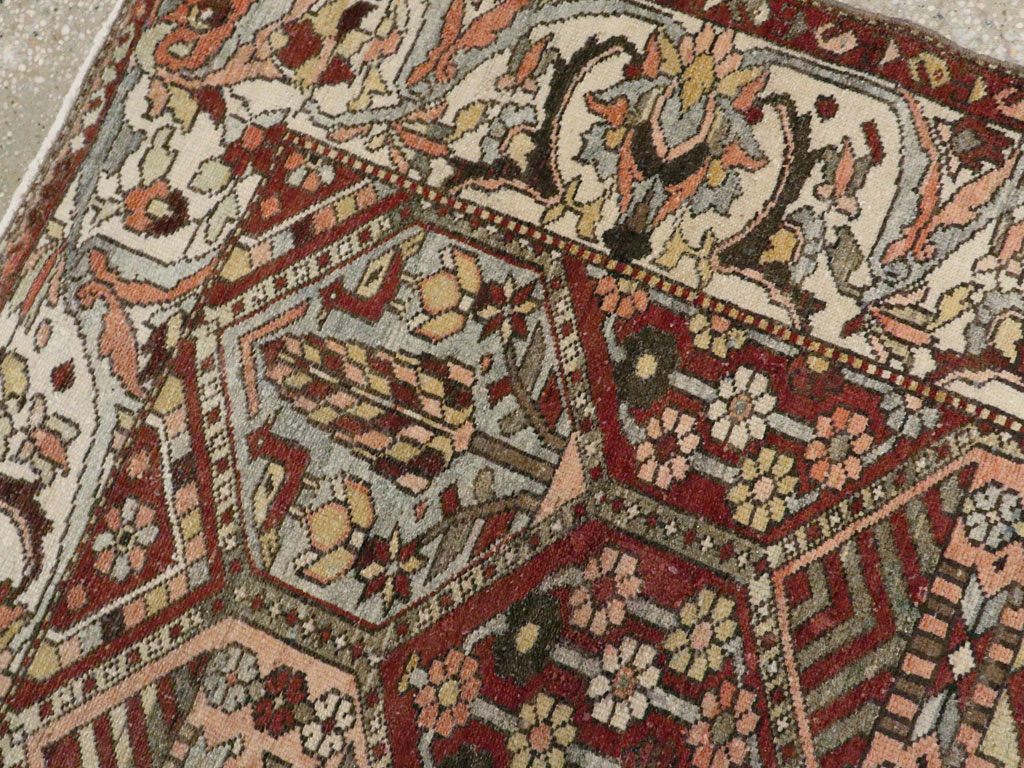 Antique Persian Bakhtiari Rug, No.20698 - Galerie Shabab