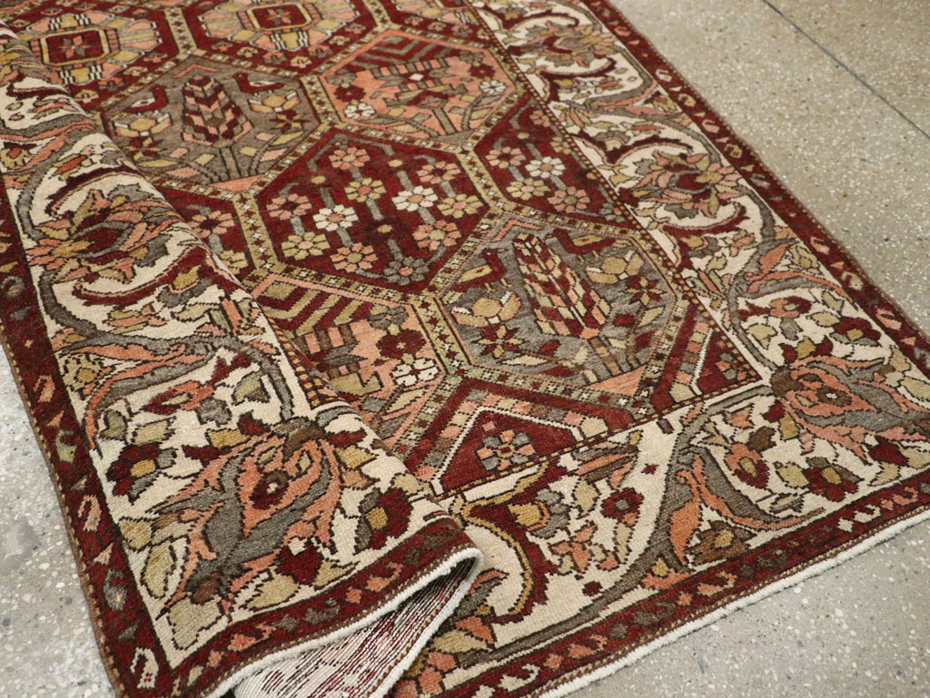 Antique Persian Bakhtiari Rug, No.20698 - Galerie Shabab