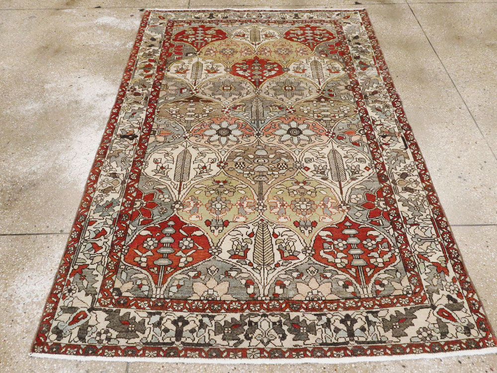 Antique Persian Bakhtiari Rug, No.20702 - Galerie Shabab