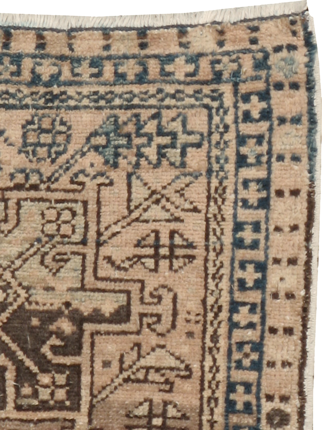 Vintage Persian Karajeh Throw Rug, No.20796 - Galerie Shabab