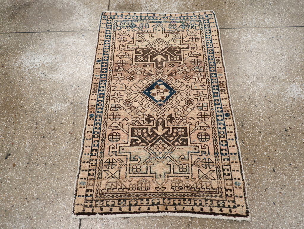 Vintage Persian Karajeh Throw Rug, No.20796 - Galerie Shabab