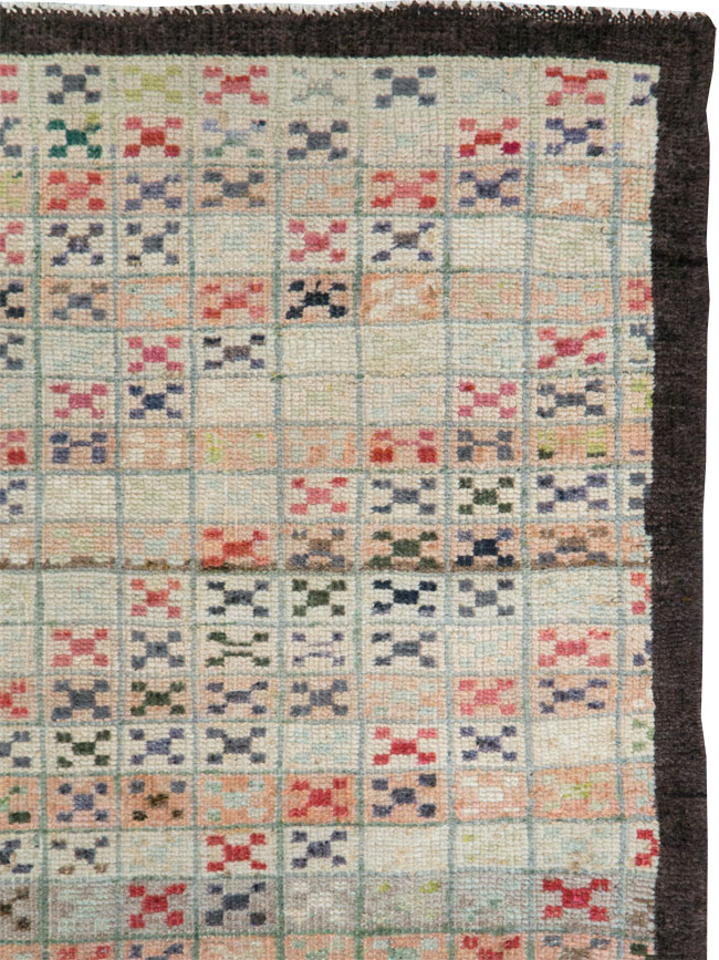 Vintage Turkish Anatolian Distressed Rug, No.20815 - Galerie Shabab