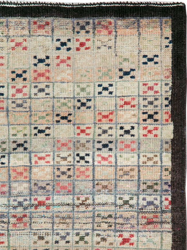 Vintage Turkish Anatolian Distressed Rug, No.20815 - Galerie Shabab