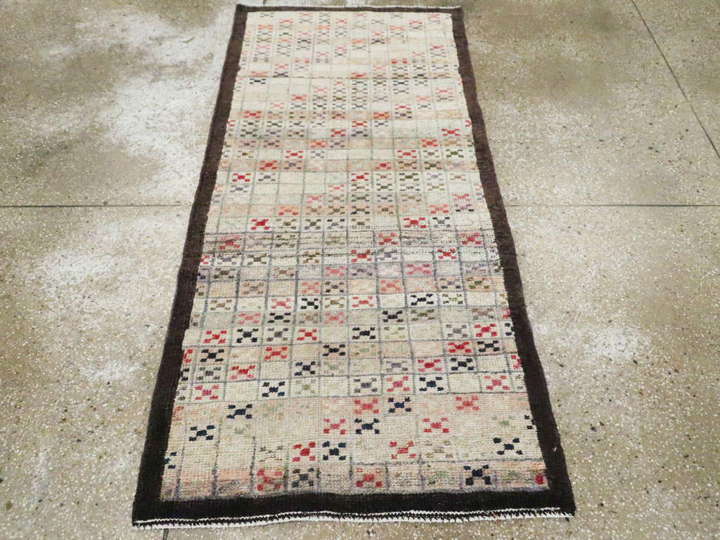 Vintage Turkish Anatolian Distressed Rug, No.20815 - Galerie Shabab