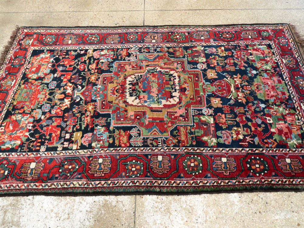 Antique Bakhtiari Rug, No.21477 - Galerie Shabab