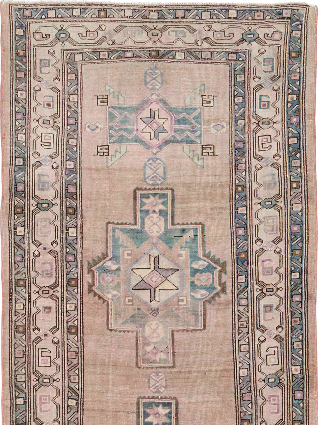 Antique Persian Northwest Runner, No.21490 - Galerie Shabab