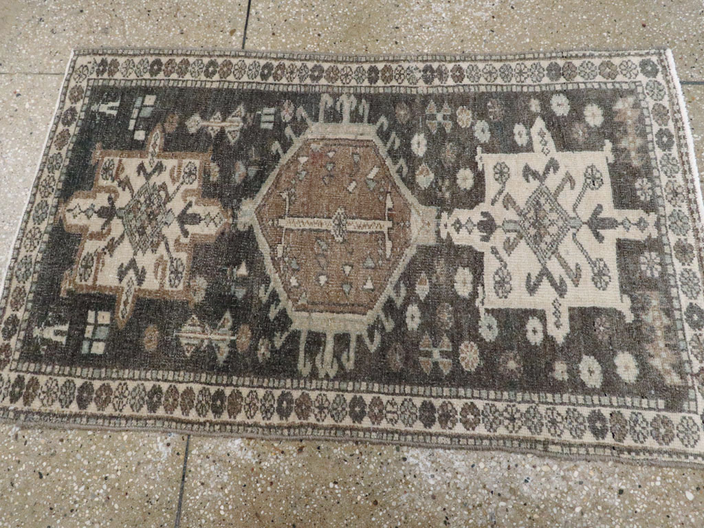 Vintage Persian Karajeh Throw Rug, No.21872 - Galerie Shabab