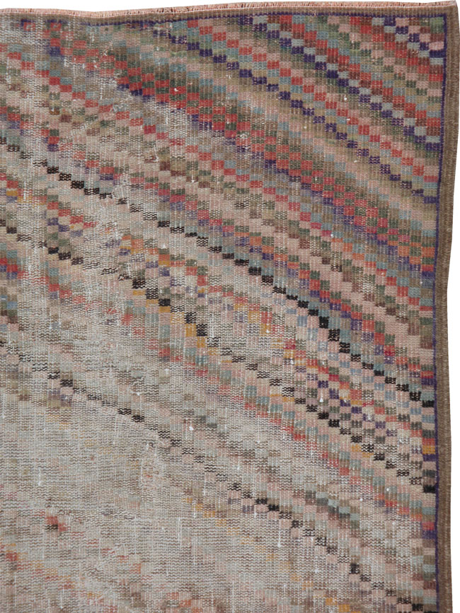 Vintage Turkish Anatolian Distressed Carpet, No.21934 - Galerie Shabab