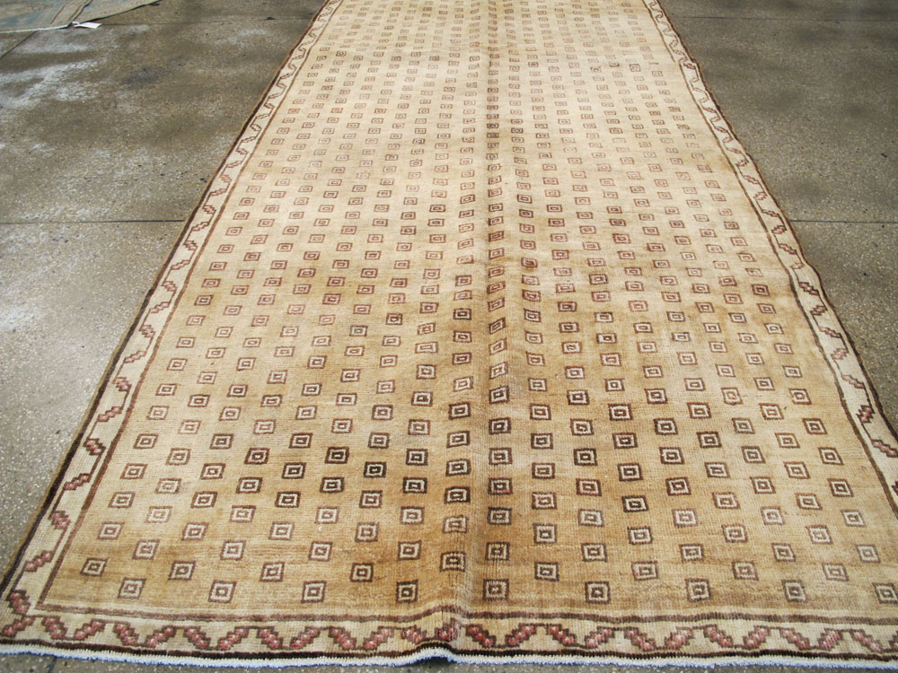Vintage Turkish Anatolian Wide Gallery Runner, No.21938 - Galerie Shabab