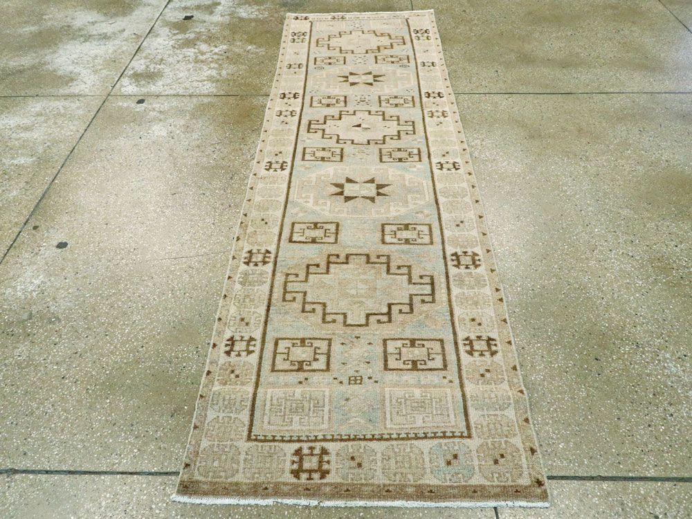 Vintage Persian Kurdish Runner, No.22296 - Galerie Shabab