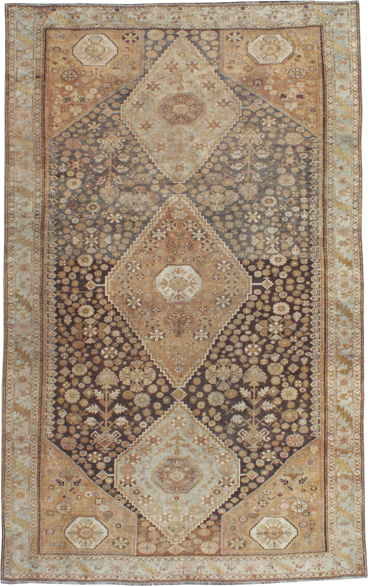 Antique Persian Shiraz Rug, No.22496 - Galerie Shabab