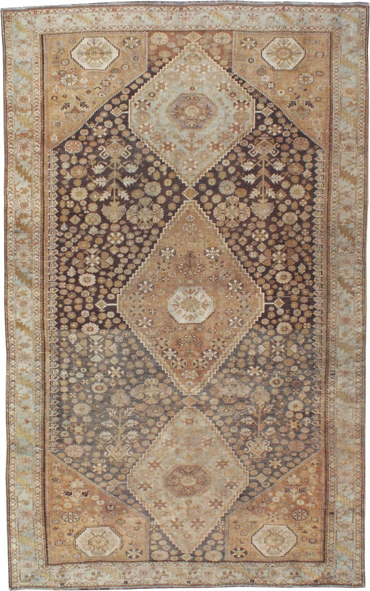 Antique Persian Shiraz Rug, No.22496 - Galerie Shabab